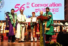 ಬೆಂಗಳೂರು ಕೃಷಿ ವಿವಿ ಘಟಿಕೋತ್ಸವ: ಮೊದಲ ಬಾರಿಗೆ ರೈತನಿಗೆ ಗೌರವ ಡಾಕ್ಟರೇಟ್ ಪ್ರಧಾನ ಬೆಂಗಳೂರು ಕೃಷಿ ವಿವಿ ಘಟಿಕೋತ್ಸವ: ಮೊದಲ ಬಾರಿಗೆ ರೈತನಿಗೆ ಗೌರವ ಡಾಕ್ಟರೇಟ್ ಪ್ರಧಾನ