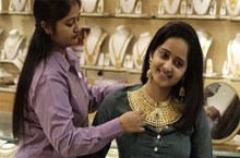 ದಸರಾ ಸಡಗರ: ಇವತ್ತಿನ ಚಿನ್ನದ ಬೆಲೆ ಎಷ್ಟು ಗೊತ್ತಾ..? ದಸರಾ ಸಡಗರ: ಇವತ್ತಿನ ಚಿನ್ನದ ಬೆಲೆ ಎಷ್ಟು ಗೊತ್ತಾ..?