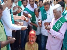 ಮುಖ್ಯಮಂತ್ರಿ ಪುತ್ಥಳಿಗೆ ರಕ್ತ ಸುರಿದು ರೈತರ ಆಕ್ರೋಶ  ಮುಖ್ಯಮಂತ್ರಿ ಪುತ್ಥಳಿಗೆ ರಕ್ತ ಸುರಿದು ರೈತರ ಆಕ್ರೋಶ