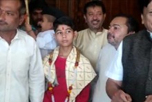 ಹುಬ್ಬಳ್ಳಿಗೆ ಮೋದಿ: ಬ್ಯಾರಿಕೇಡ್ ಹಾರಿ ಹೂ ಮಾಲೆ ಹಾಕಲು ಬಂದ ಬಾಲಕ ಹುಬ್ಬಳ್ಳಿಗೆ ಮೋದಿ: ಬ್ಯಾರಿಕೇಡ್ ಹಾರಿ ಹೂ ಮಾಲೆ ಹಾಕಲು ಬಂದ ಬಾಲಕ