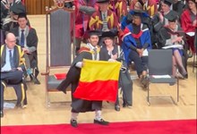 ಲಂಡನ್ ವಿ.ವಿ ಪದವಿ ಪ್ರದಾನ ಸಮಾರಂಭದಲ್ಲಿ ಹಾರಿತು ಕನ್ನಡದ ಬಾವುಟ ಲಂಡನ್ ವಿ.ವಿ ಪದವಿ ಪ್ರದಾನ ಸಮಾರಂಭದಲ್ಲಿ ಹಾರಿತು ಕನ್ನಡದ ಬಾವುಟ