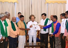 Sugar Factory ಸಕ್ಕರೆ ಕಾರ್ಖಾನೆ ಮಾಲೀಕರು ಸಚಿವ ಸಂಪುಟಕ್ಕೆ ಸೇರುವುದು ಬೇಡ: ರೈತ ಸಂಘದಿಂದ ಮನವಿ  