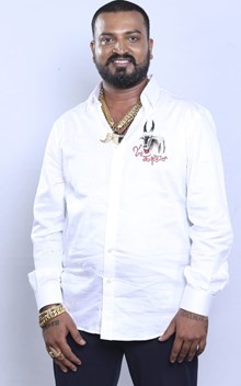 ಸಗಣಿನೂ ಎತ್ತುತ್ತೀನಿ; ಶೋಕಿಯನ್ನೂ ಮಾಡ್ತೀನಿ ಎಂದ ರೈತ ಬಿಗ್ಬಾಸ್ನಲ್ಲಿ!  ಸಗಣಿನೂ ಎತ್ತುತ್ತೀನಿ; ಶೋಕಿಯನ್ನೂ ಮಾಡ್ತೀನಿ ಎಂದ ರೈತ ಬಿಗ್ಬಾಸ್ನಲ್ಲಿ!