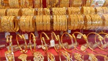 Gold Rate: ಬೆಂಗಳೂರು, ಮೈಸೂರು ಸೇರಿದಂತೆ ದೇಶದ ಹಲವು ನಗರಗಳಲ್ಲಿ ಚಿನ್ನದ ಬೆಲೆಯಲ್ಲಿ ಕುಸಿತ..! Gold Rate: ಬೆಂಗಳೂರು, ಮೈಸೂರು ಸೇರಿದಂತೆ ದೇಶದ ಹಲವು ನಗರಗಳಲ್ಲಿ ಚಿನ್ನದ ಬೆಲೆಯಲ್ಲಿ ಕುಸಿತ..!