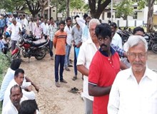 ರಾತ್ರಿಯೆಲ್ಲ ಕಾದರೂ ಖರೀದಿಯಾಗದ ರಾಗಿ, ರೊಚ್ಚಿಗೆದ್ದ ರೈತರು! ರಾತ್ರಿಯೆಲ್ಲ ಕಾದರೂ ಖರೀದಿಯಾಗದ ರಾಗಿ, ರೊಚ್ಚಿಗೆದ್ದ ರೈತರು!