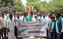 ಸಮಗ್ರ ನೀರಾವರಿಗಾಗಿ ಪಾದಯಾತ್ರೆ ಮಾಡಿದ ಯುವಕರು; ರೈತರ, ಸ್ವಾಮಿಜಿಗಳ ಬೆಂಬಲ.. ಸಮಗ್ರ ನೀರಾವರಿಗಾಗಿ ಪಾದಯಾತ್ರೆ ಮಾಡಿದ ಯುವಕರು; ರೈತರ, ಸ್ವಾಮಿಜಿಗಳ ಬೆಂಬಲ..